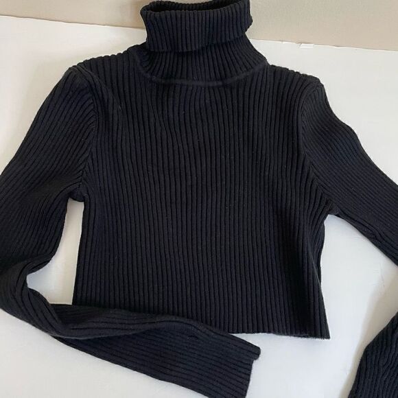 FashionNova| Turtleneck| thick good quality fabric| Has stretch - Picture 10 of 11